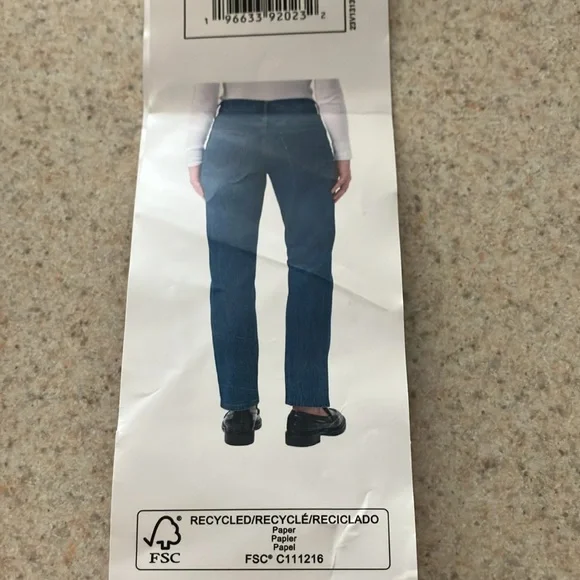 NWT. KIRKLAND SIGNATURE HIGH-RISE STRAIGHT JEAN - Picture 7 of 7